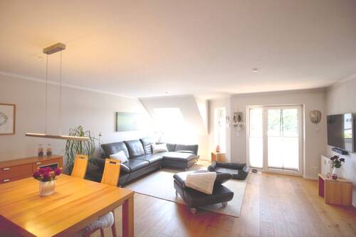 Wohnzimmer mit Blick zum Balkon - Etagenwohnung mit 127,50 m&sup2; in Elmshorn zum Kaufen