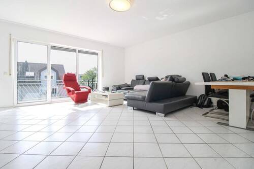 Wohnzimmer - Mitten in der City mit Komfort und kurzen Wegen - charmante ETW mit Balkon & Tiefgarage in Offenbach