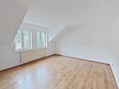 Ansicht I: Wohn- und Esszimmer - Gemütliche 2-Zimmer-Dachgeschosswohnung mit großem Tageslichtbad