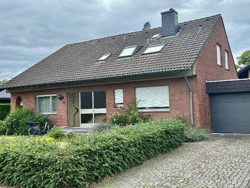 Ansicht mit Garage - 