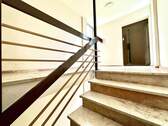 Treppenhaus mit Fahrstuhl - 