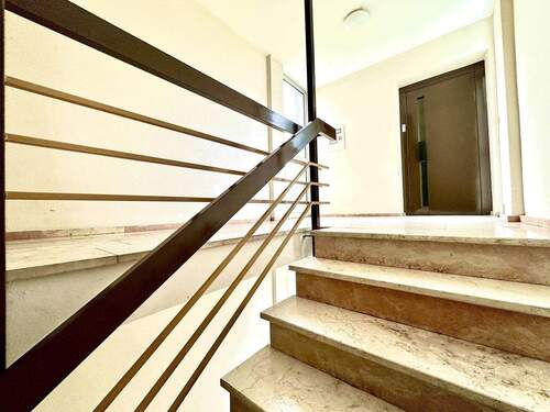 Treppenhaus mit Fahrstuhl - 