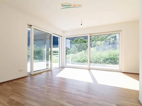 Lichtdurchlutetes Wohnzimmer - 3 Zimmer Etagenwohnung zum Kaufen in Lörrach