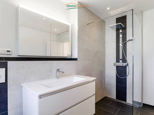 Badezimmer mit bodentiefer Dusche und Badewanne - 