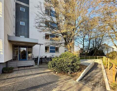 Hauseingang mit stufenlosem Eingang in den Keller - 5 Zimmer Etagenwohnung in Heikendorf