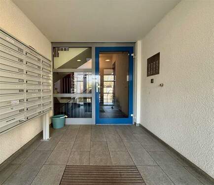 Hauseingang Windfang mit Briefkastenanlage - Etagenwohnung mit 110,70 m&sup2; in Heikendorf zum Kaufen