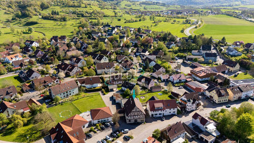 Vogelperspektive - Mehrfamilienhaus, Wohnhaus mit 230,60 m&sup2; in Michelbach an der Bilz zum Kaufen