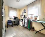 Helles Arbeitszimmer mit zwei Fenstern - 