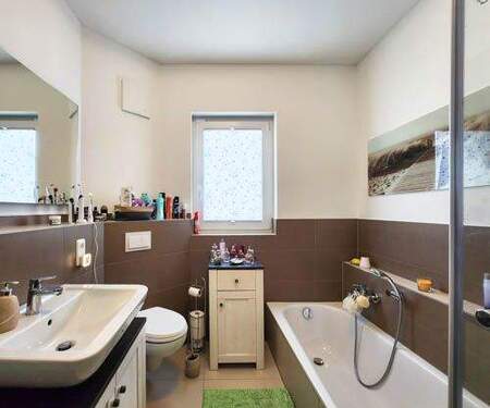 Tageslicht-Badezimmer mit Badewanne, Dusche und zusätzlichem Handtuchheizkörper - 