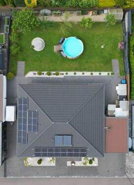 Luftaufnahme des Grundstückes mit Haus - 