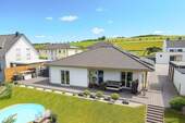 Rückansicht mit Garten und Terrasse - Energieeffizient und alles auf einer Ebene: Neubau-Bungalow mit unverbaubarem Fernblick