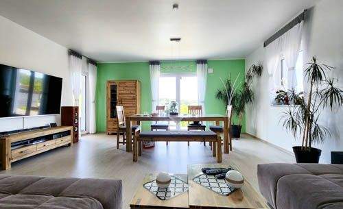 Großzügiges Wohn- und Esszimmer mit Zugang zu Terrasse und Garten - 