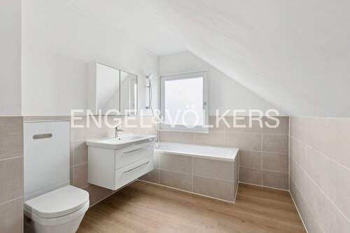 Großes Badezimmer im DG - 