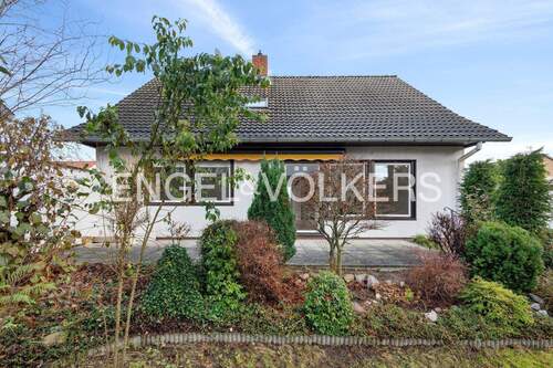 Blick vom Garten auf das Haus und die Terrasse - Familienidylle im Süden Berlins - umfassend renoviert und einzugsbereit
