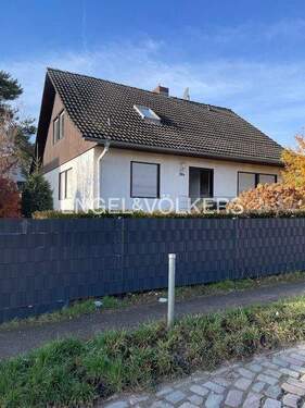 Straßenseitige Hausansicht - 6 Zimmer Einfamilienhaus zum Kaufen in Berlin