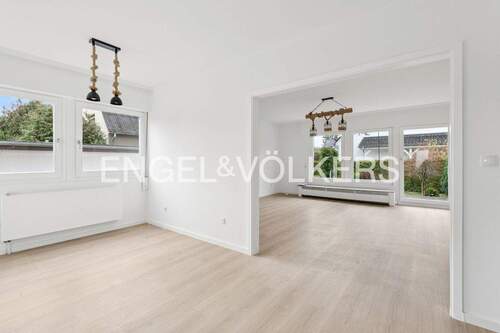 Ess-- und Wohnzimmer - 6 Zimmer Einfamilienhaus in Berlin