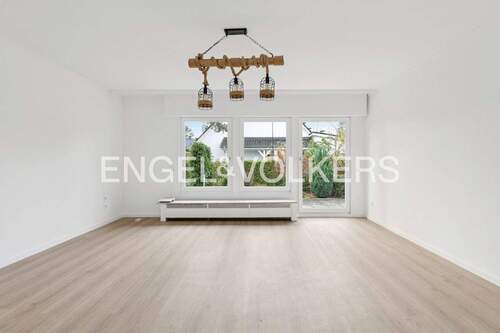 Wohnzimmer mit Ausgang zur Terrasse - 