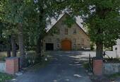 Hauptgebäude mit Rolltor - 