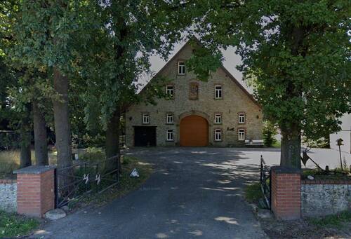 Hauptgebäude mit Rolltor - 