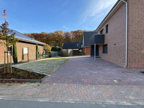 Hof und Parkfläche - 