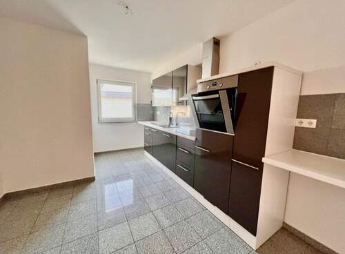 Moderne Küche mit integriertem Backofen und Dunstabzugsanlage - 