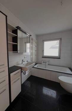 Modernes Badezimmer mit Wanne, Dusche und praktischen Stauraum-Lösungen - 