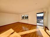 Helles Wohnzimmer mit Balkonzugang und Panoramafenstern - Etagenwohnung mit 73,40 m&sup2; in Pocking zum Kaufen