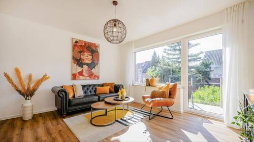 Wohnzimmer - Provisionsfreies Zweifamilienhaus mit zwei baugleichen Wohnungen, Garten, Terrasse und Balkon