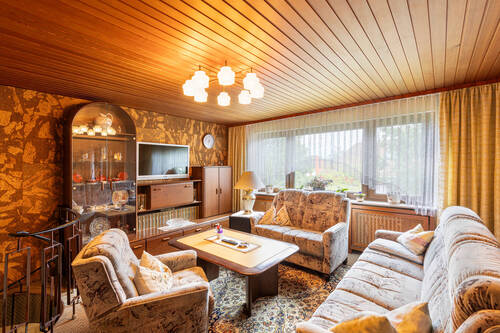 Wohnzimmer - 6 Zimmer Einfamilienhaus zum Kaufen in Erdmannhausen