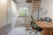 Home Office mit Treppe ins - 