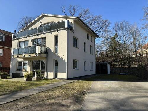 Zufahrt mit Stellplätzen & Abstellrämen - 