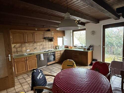 Gemütliche Wohnküche mit Balkon im OG - 