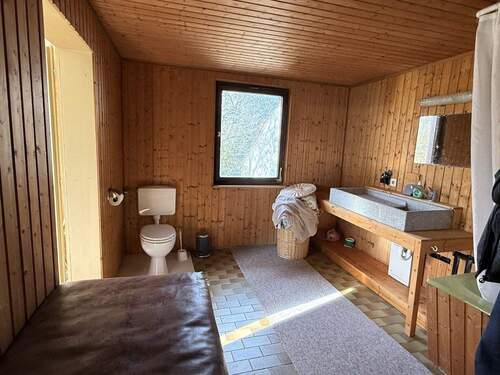 Großes Bad mit Wanne im OG - 