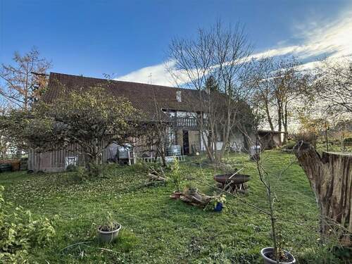 Idyllische Gartenlandschaft hinterm Haus - 