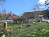 Gartenansicht mit Blick auf Haus und Scheune - 