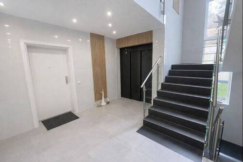 Treppenhaus/Aufzug - 