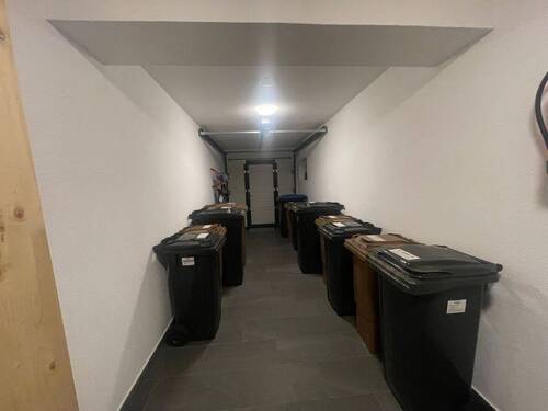 Separater Raum für Mülleimer/ Hausmeister Service - 