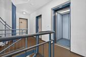 Treppenhaus mit Aufzug - 