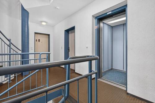 Treppenhaus mit Aufzug - 