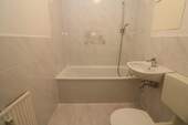 Bad 1 mit Wanne - 4 Zimmer Etagenwohnung in Freiberg