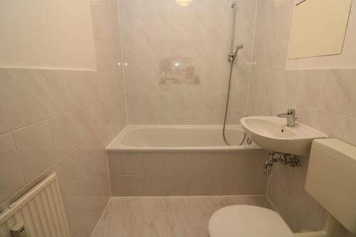 Bad 1 mit Wanne - 4 Zimmer Etagenwohnung in Freiberg