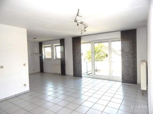 Wohn-/Esszimmer - Große und helle 4 Zimmer-Wohnung mit Sonnenbalkon und 2 Tiefgaragen-Stellplätzen