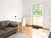 Wohnzimmer - Charmante Altbauwohnung mit modernem Komfort und Balkon