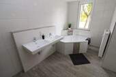 Beispiel Bad - XXL Hoch drei...Etagen-Wohnung mit Wanne, Dusche, Gäste-WC u. 2 Balkonen!!!!