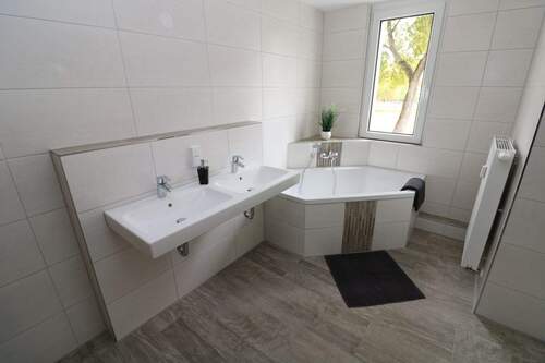 Beispiel Bad - XXL Hoch drei...Etagen-Wohnung mit Wanne, Dusche, Gäste-WC u. 2 Balkonen!!!!