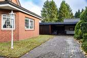 Auffahrt und Carport - 