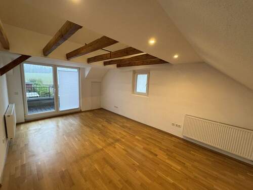 Wohnzimmer mit Balkon - 2 Zimmer Etagenwohnung zur Miete in Detmold