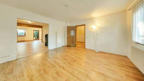 Wohnzimmer - 8 Zimmer Einfamilienhaus in Dettingen an der Erms