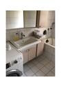 Das Bad mit Wanne und Waschmaschine - 