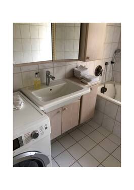 Das Bad mit Wanne und Waschmaschine - 
